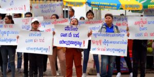 Wing Star Shoes workers with signs in Khmer